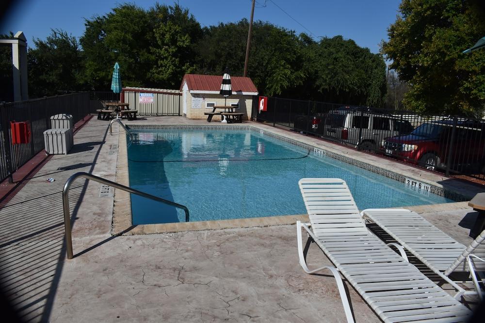 Super 8 By Wyndham Fredericksburg Hotel Exterior photo