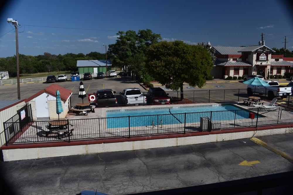 Super 8 By Wyndham Fredericksburg Hotel Exterior photo