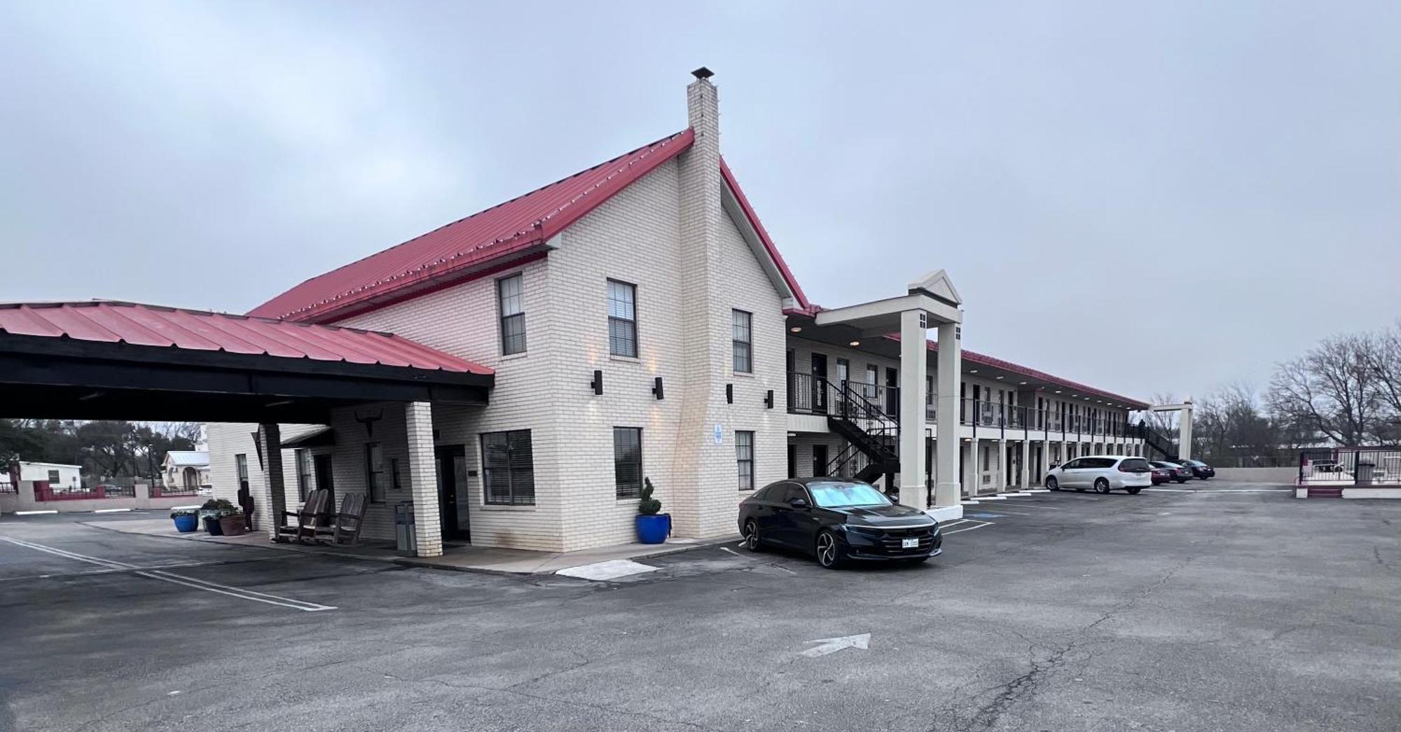 Super 8 By Wyndham Fredericksburg Hotel Exterior photo