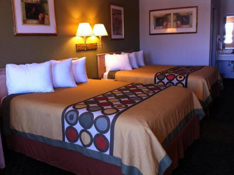 Super 8 By Wyndham Fredericksburg Hotel Exterior photo