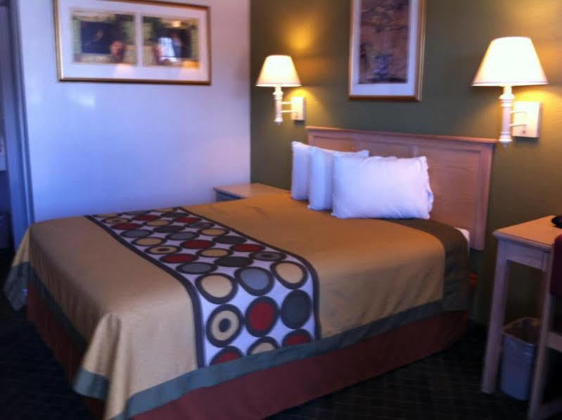 Super 8 By Wyndham Fredericksburg Hotel Exterior photo